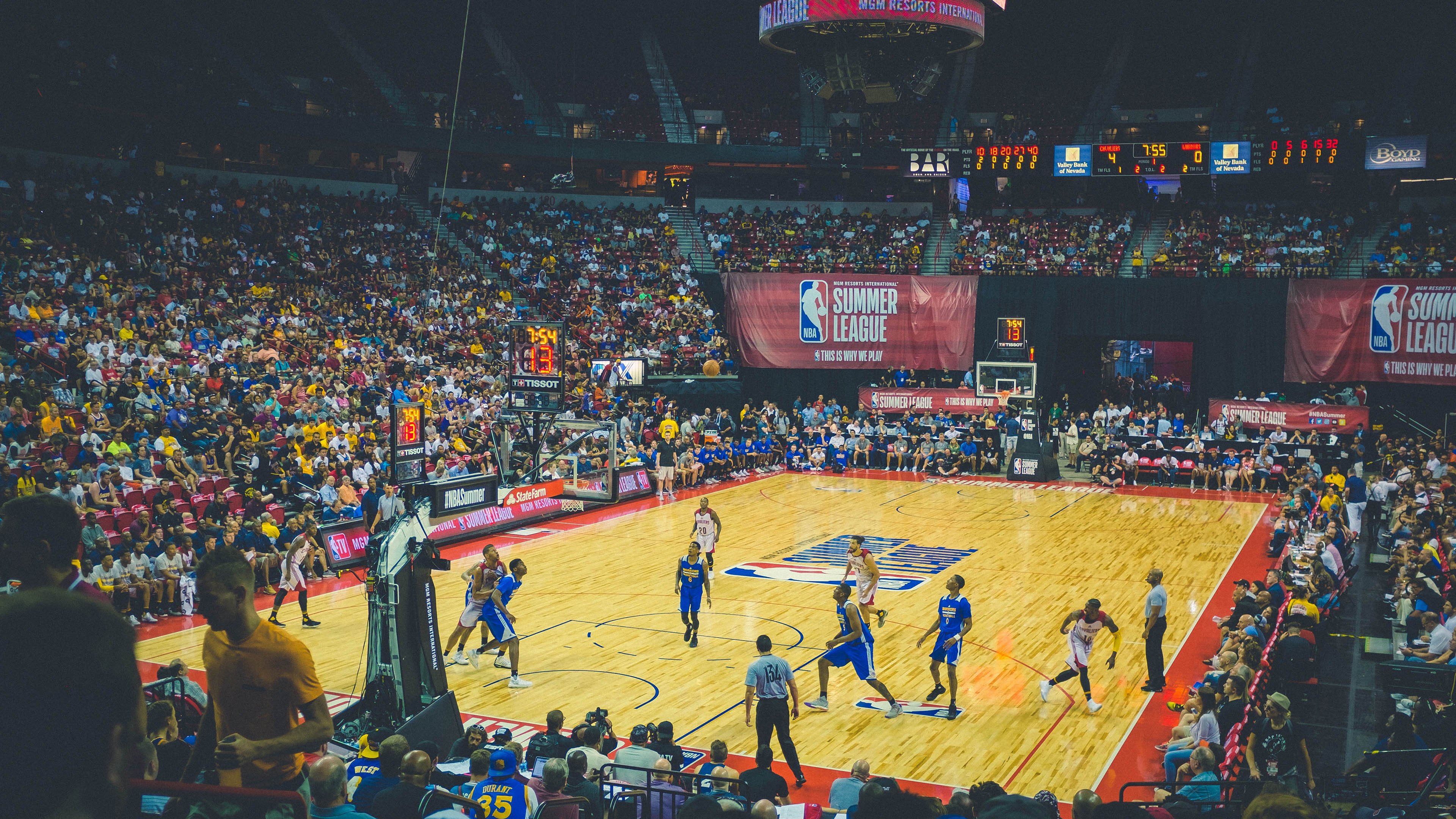 -“VAR系统首次应用引发争议——高科技裁判能否实现真正的判罚公平?”