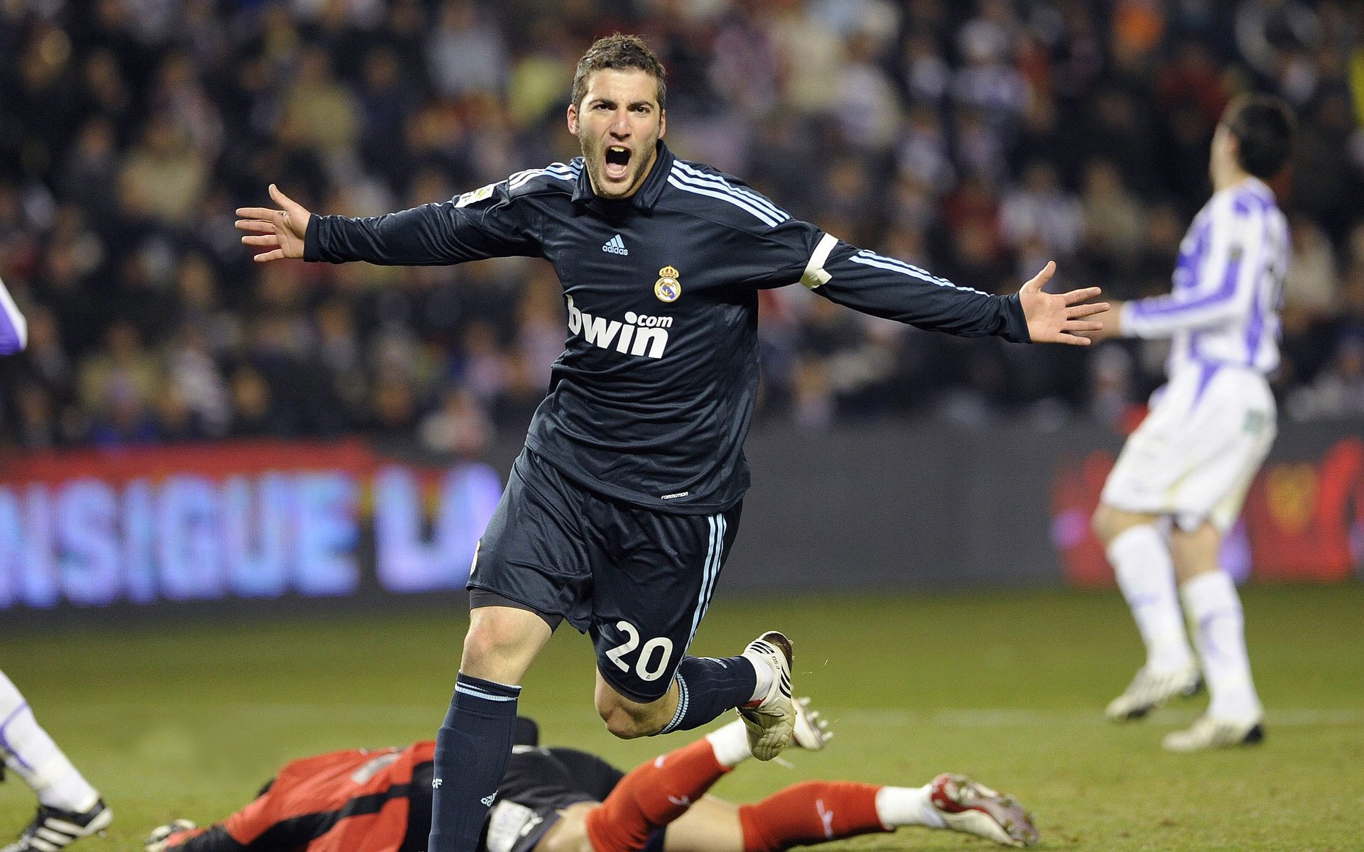 快船大胜雷霆,系列赛焦点战中乔治三分雨不断,快船和乔治的合同